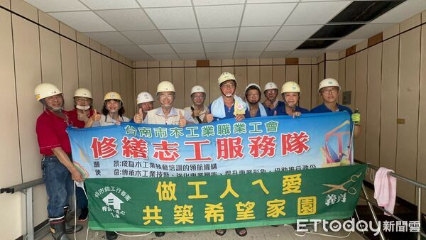▲做工行善團志工冒著豪雨趕赴善化區，協助弱勢獨居婦女修繕房屋。（記者林東良翻攝，下同）
