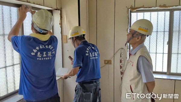 ▲做工行善團志工冒著豪雨趕赴善化區，協助弱勢獨居婦女修繕房屋。（記者林東良翻攝，下同）