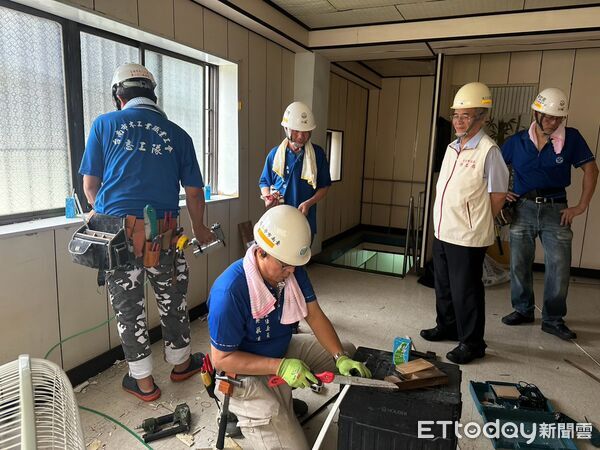 ▲做工行善團志工冒著豪雨趕赴善化區，協助弱勢獨居婦女修繕房屋。（記者林東良翻攝，下同）