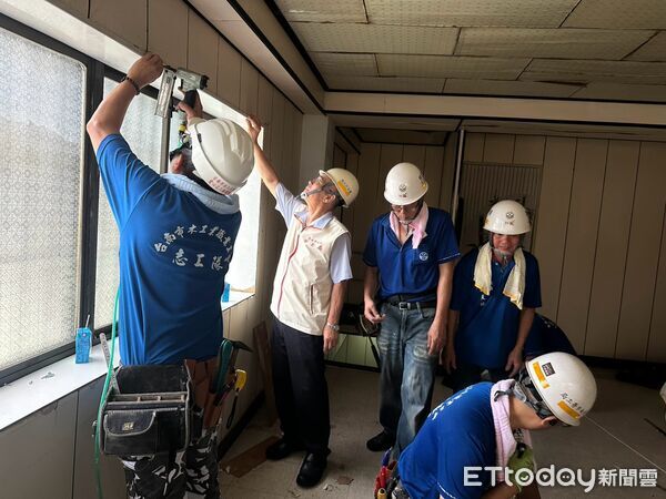 ▲做工行善團志工冒著豪雨趕赴善化區，協助弱勢獨居婦女修繕房屋。（記者林東良翻攝，下同）