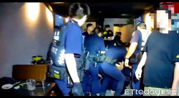 ▲▼警方出動快打趕赴卡拉ok現場，警方將李男壓制在地，經調查李男因洗錢遭到通緝，依法解送歸案並依傷害罪送辦             。（圖／記者陳以昇翻攝）