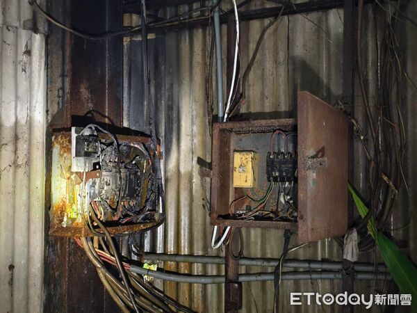 ▲台南市新市區潭頂里一處民宅配電箱起火，所幸屋主及時斷電撲滅，未造成人員傷亡。（記者林東良翻攝，下同）