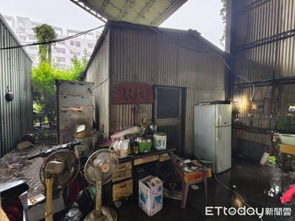 ▲台南市新市區潭頂里一處民宅配電箱起火，所幸屋主及時斷電撲滅，未造成人員傷亡。（記者林東良翻攝，下同）