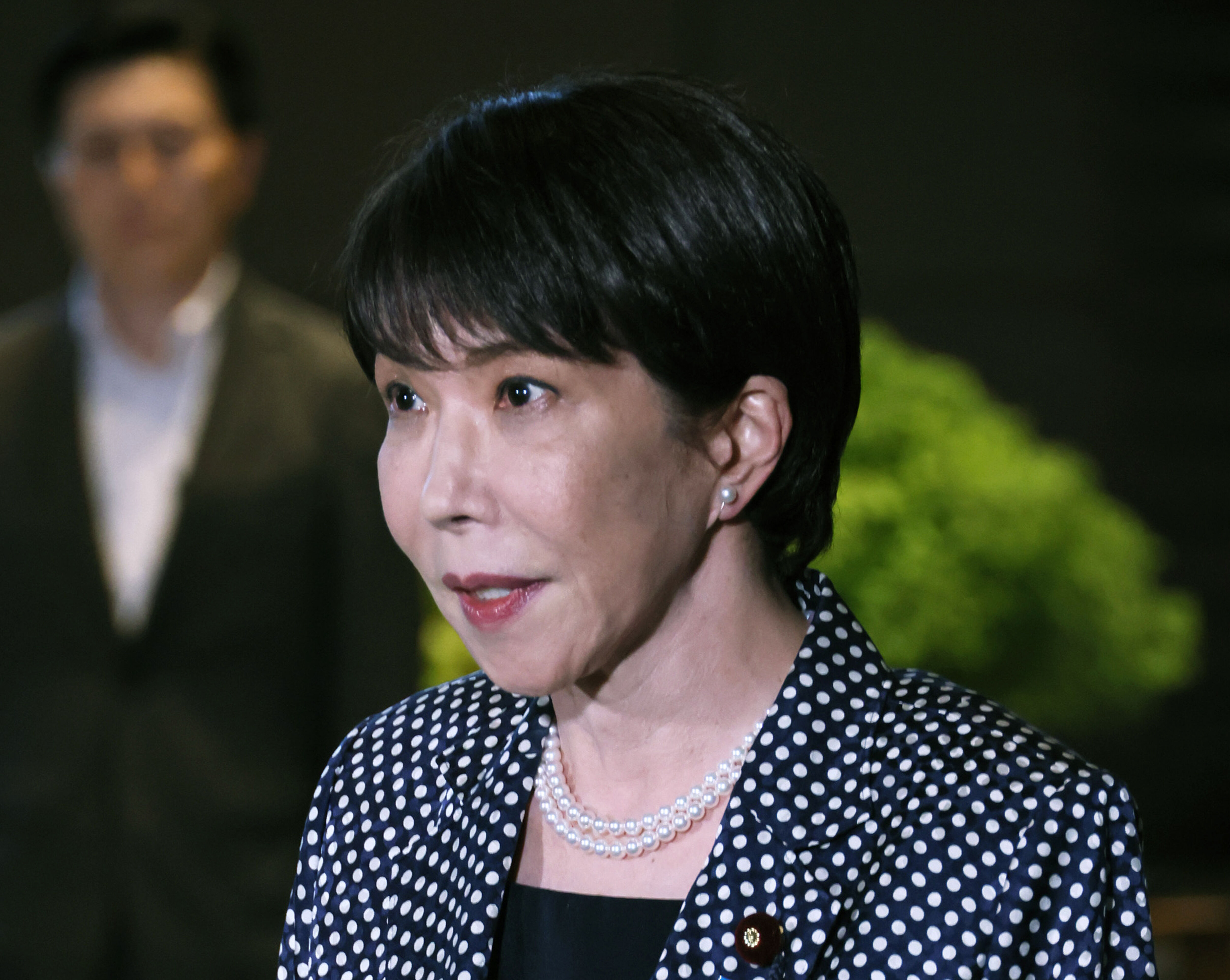 高市早苗住公邸不怕鬼！遇「超大蟑螂」亂爬驚嚇尖叫 祕書幫忙抓