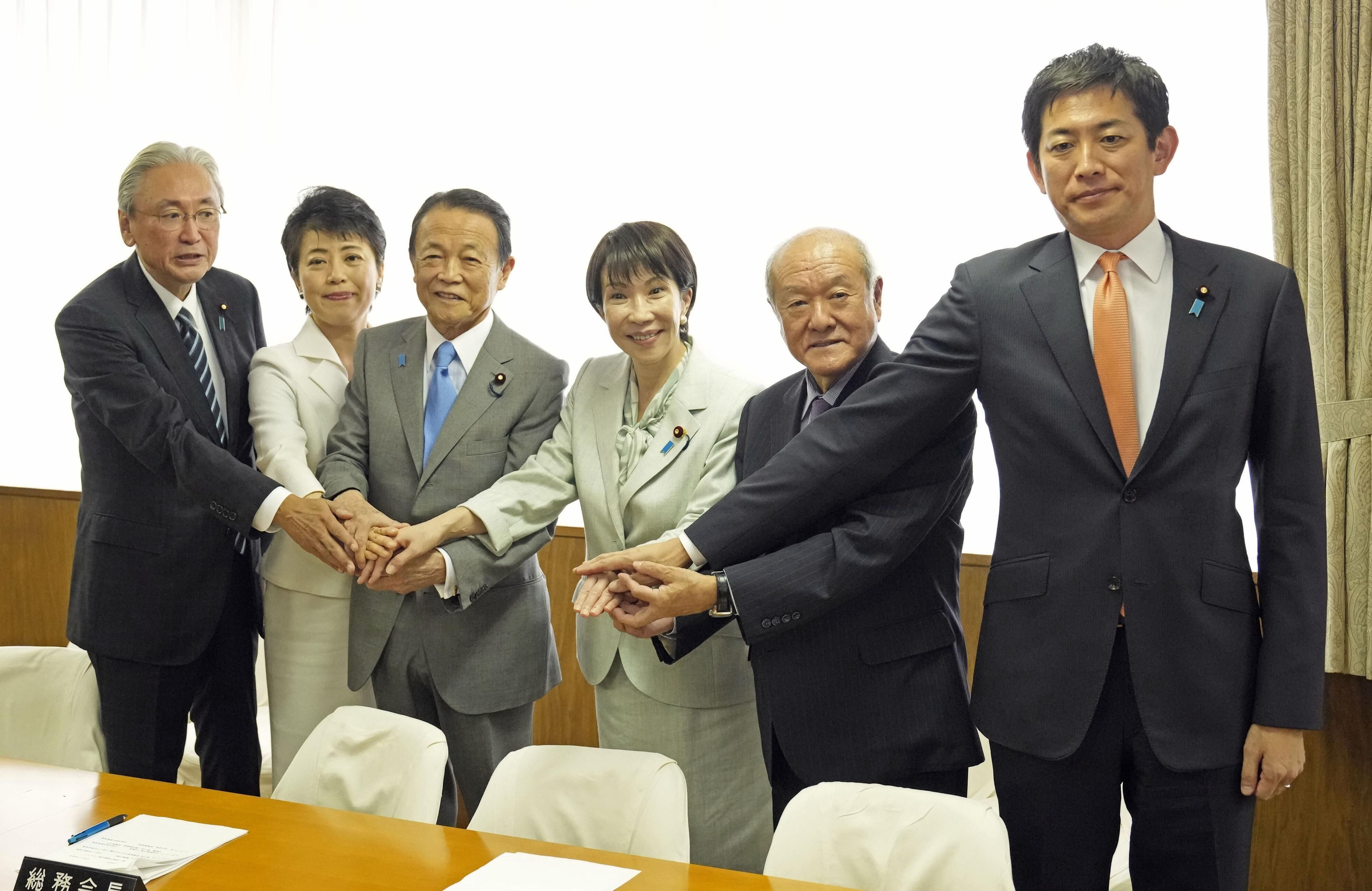 ▲▼2025年10月,由左至右為自民黨選對委員長古屋圭司、總務會長有村治子、副總裁麻生太郎、總裁高市早苗、幹事長鈴木俊一、政務調查會長小林鷹之。(圖/達志影像)
