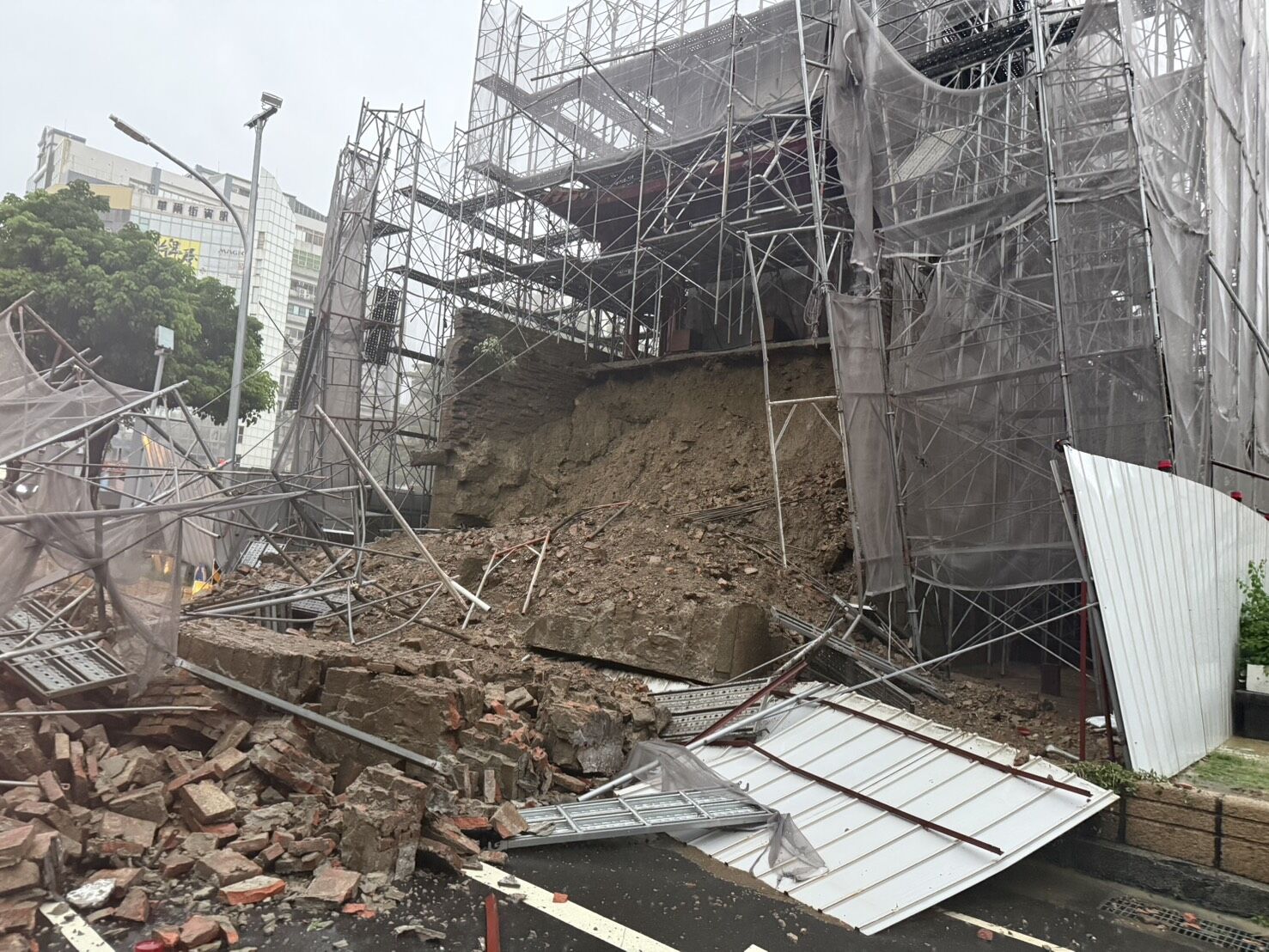 ▲連日大雨造成台南維修中的古蹟「東門城」側牆崩落。（圖／民眾提供）