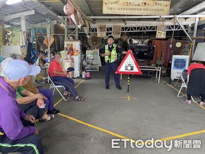 成功警宣導「警52」測速取締標誌 帶長輩認識道路安全共同語言