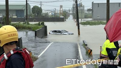 快訊／強降雨襲高雄！鳥松休旅車泡水中　消防救出一家三口