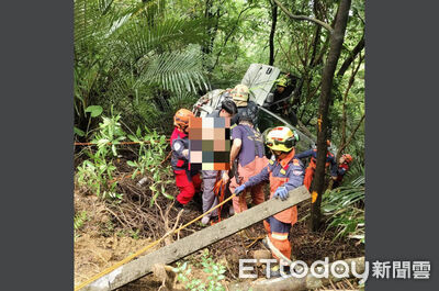 汐止汐碇路休旅車滑落山坡翻覆　79歲駕駛受困獲救送醫