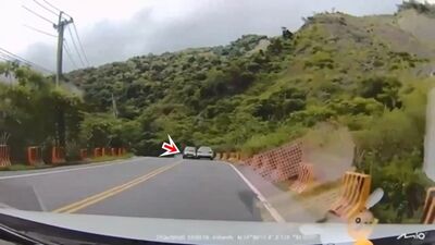 3輛經典老車「多利800」跑山 過彎甩尾擦撞BMW險翻車