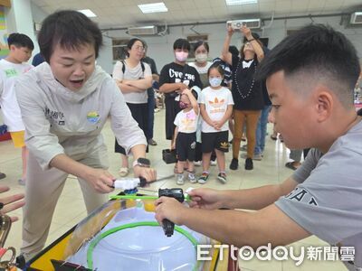嘉義水上「祖孫戰鬥陀螺大賽」超萌開戰 256人激烈廝殺