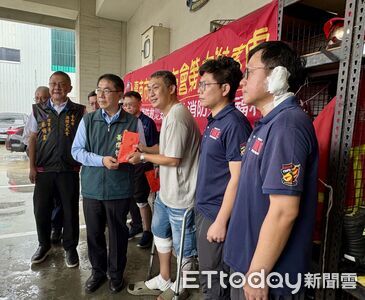 台南安南廢棄物火警爆炸釀3消防員受傷 黃偉哲親赴慰問打氣