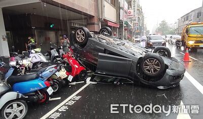 卓榮泰車隊才經過...台中2車碰撞 BMW翻覆滑行再掃3機車