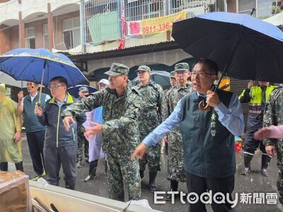 國軍投入安南火災復原　黃偉哲偕王少將、劉中將勘查災區