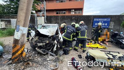 快訊/林口轎車撞電桿車頭爛毀!4人受傷駕駛一度受困