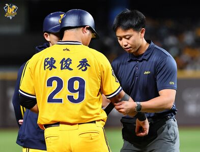 兄弟傷兵再添一人?陳俊秀右肘遭觸身球 球團說明傷情