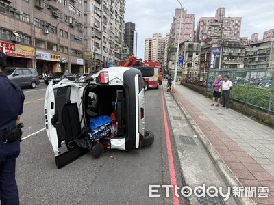 女駕駛新店訪友突恍神 「跨雙黃線」擦撞翻覆側躺路中