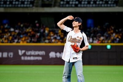 SHINee珉豪大巨蛋開球超驚豔！站投手丘「不落地」　秀陳傑憲動作