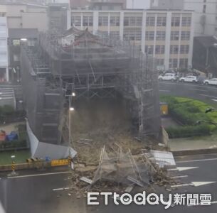 快訊／台南東門城今晨倒塌！　土石沖毀鷹架占2車道