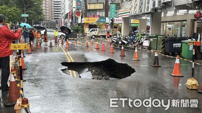 快訊/西南氣流挾雨猛襲!高雄前鎮驚見天坑 警急封鎖現場
