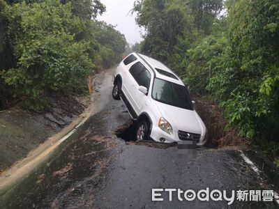 大雨灌爆高雄！岡山路塌「休旅車斜插坑洞」　夫妻嚇壞獲救