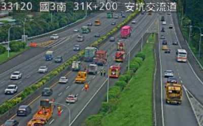快訊/國3南31.6k車禍!小貨車、貨櫃車追撞 駕駛困車內搶救中