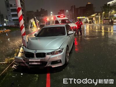 BMW失控偏移!鳳山火車站自撞電桿 76歲女駕駛受傷送醫