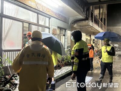 豪雨襲屏東 枋寮警深夜協助138人預防性撤離
