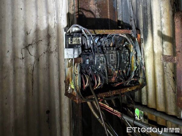▲台南市新市區潭頂里一處民宅配電箱起火，所幸屋主及時斷電撲滅，未造成人員傷亡。（記者林東良翻攝，下同）