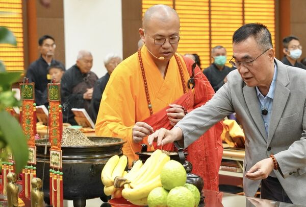 ▲國民黨新北市長參選人李四川23日上午到中和金山禪寺盂蘭盆法會參拜祈福並受訪。。（圖／李四川競辦提供）