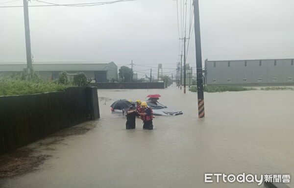 ▲▼連日豪雨，造成高雄地區積水嚴重，今早在鳥松區北堤街一起汽車因積水導致車內一家3人受困。（圖／記者吳世龍翻攝）