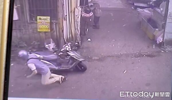 ▲▼監視器拍下葉男突然踉蹌，隨後正面趴地不起             。（圖／記者陳以昇翻攝）