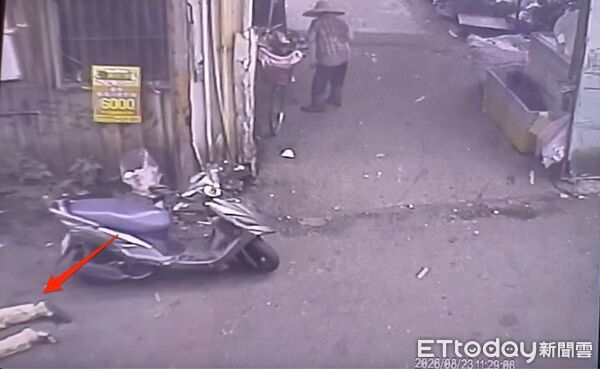 ▲▼監視器拍下葉男突然踉蹌，隨後正面趴地不起             。（圖／記者陳以昇翻攝）