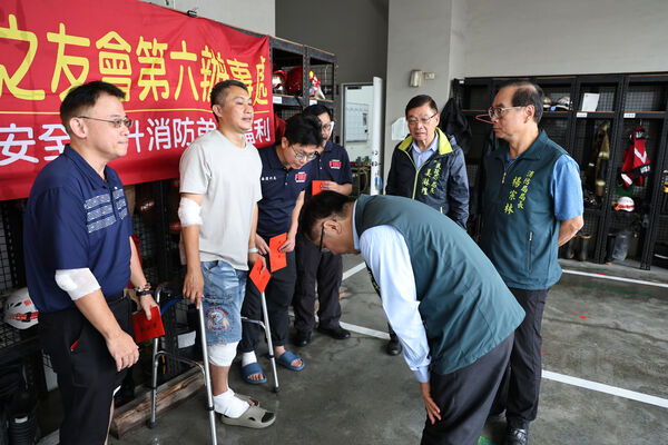 ▲▼             台南海佃路二段空地爆炸，市長黃偉哲23日親自慰問3名受傷消防弟兄。（圖／翻攝自台南市政府網站）