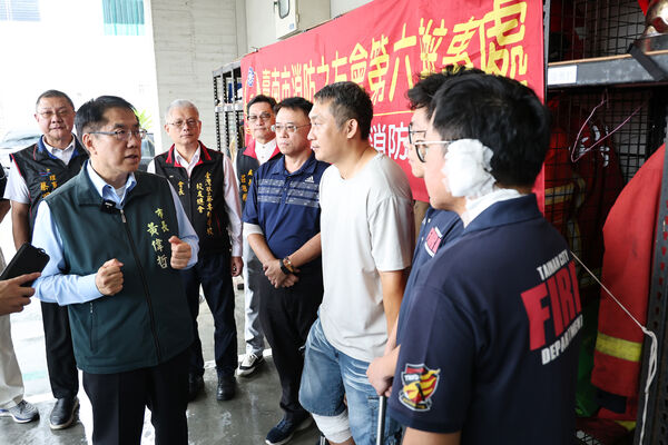 ▲▼             台南海佃路二段空地爆炸，市長黃偉哲23日親自慰問3名受傷消防弟兄。（圖／翻攝自台南市政府網站）