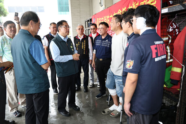 ▲▼             台南海佃路二段空地爆炸，市長黃偉哲23日親自慰問3名受傷消防弟兄。（圖／翻攝自台南市政府網站）