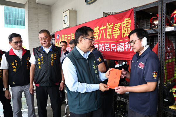 ▲▼             台南海佃路二段空地爆炸，市長黃偉哲23日親自慰問3名受傷消防弟兄。（圖／翻攝自台南市政府網站）