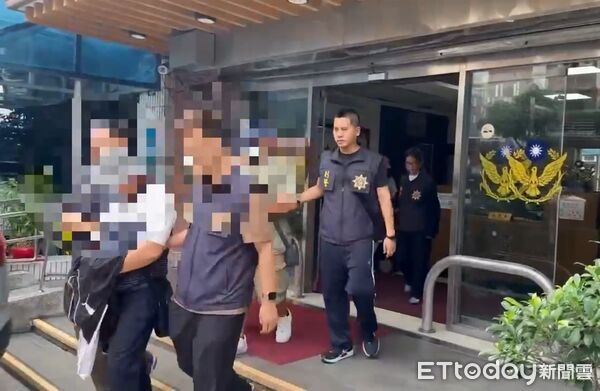 ▲▼警方前往銀樓拘提陳姓負責人及3名員工，並查扣相關帳冊。（圖／記者陸運陞翻攝）