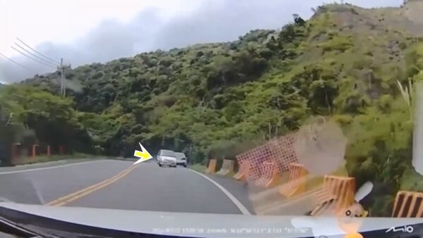 ▲▼3輛罕見經典老車「多利800」組隊，把宜蘭台7甲線當賽道，第一輛（上圖箭頭所指）過彎甩尾跨雙黃線擦撞BMW，第三輛（下圖箭頭所指）也險撞BMW，驚險畫面令目擊者捏把冷汗。（圖／翻攝自《自爆料公社公開版》，下同）