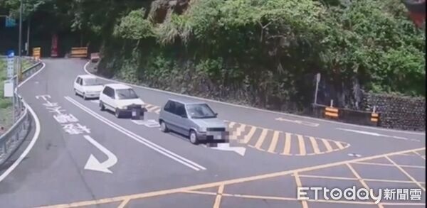 ▲3輛罕見老車「多利800」組隊跑山路。（圖／記者游芳男翻攝）