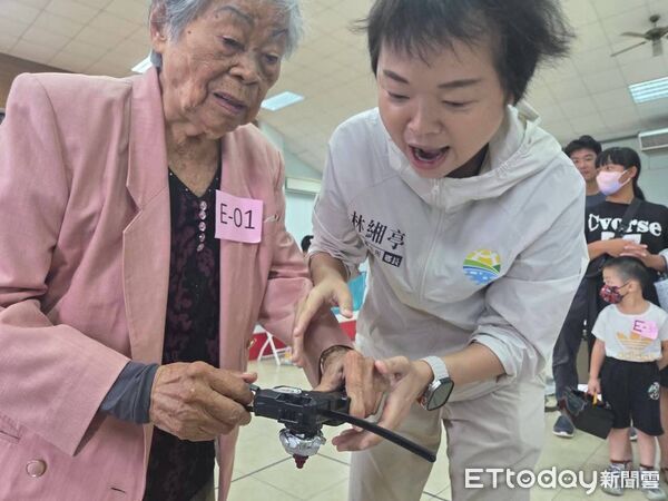 ▲▼ 「阿嬤對決外婆」超萌對戰！水上祖父母節戰鬥陀螺大賽熱鬧登場   。（圖／林緗亭提供）