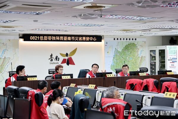 ▲台南市長黃偉哲23日上午主持災害應變中心第一次工作會報，要求各單位持續掌握水情、強化防汛應變。（記者林東良翻攝，下同）