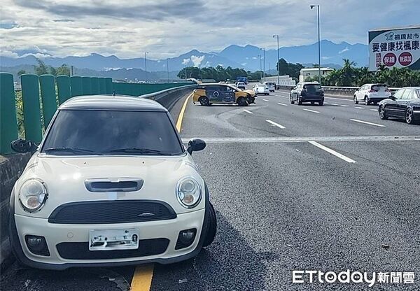 ▲▼國道3號南向223.5公里車禍。（圖／記者高堂堯翻攝）
