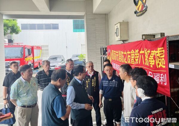 ▲台南市長黃偉哲23日親赴慰問安南區廢棄物火警中受傷的消防同仁，關心傷勢及復原情形。（記者林東良翻攝，下同）