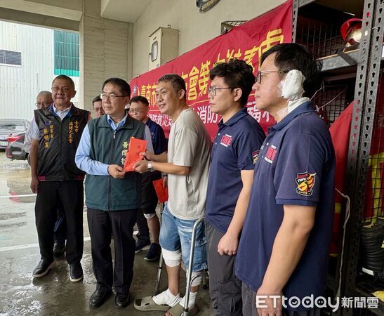 台南安南廢棄物火警爆炸釀3消防員受傷 黃偉哲親赴慰問打氣