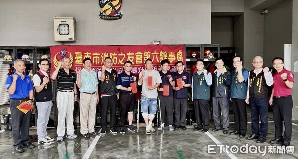 ▲台南市長黃偉哲23日親赴慰問安南區廢棄物火警中受傷的消防同仁，關心傷勢及復原情形。（記者林東良翻攝，下同）