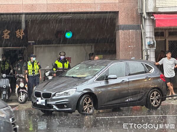 ▲▼台中BMW碰撞翻覆5車受損　警執行卓榮泰車隊交管目睹！立刻救人。（圖／記者許權毅攝）
