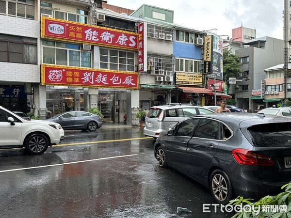 ▲▼台中BMW碰撞翻覆5車受損　警執行卓榮泰車隊交管目睹！立刻救人。（圖／記者許權毅攝）