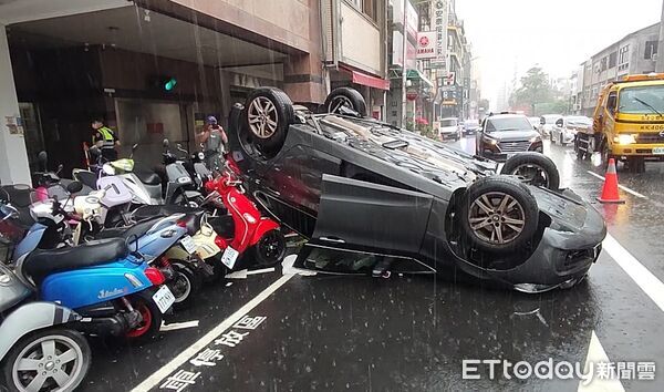 ▲▼台中BMW碰撞翻覆5車受損　警執行卓榮泰車隊交管目睹！立刻救人。（圖／記者許權毅攝）