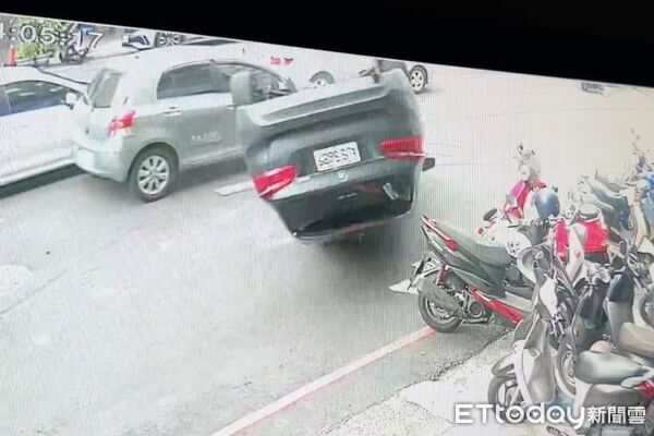 卓榮泰車隊才經過...台中2車碰撞 BMW翻覆滑行再掃3機車
